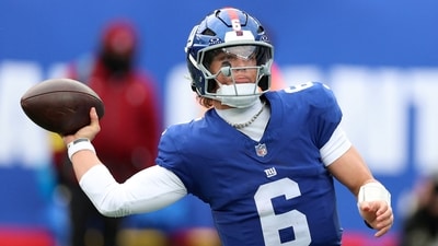 New York Giants quarterback Jaxson Dart (6) makes a pass against the Minnesota Vikings (IMAGN IMAGES via Reuters Connect)