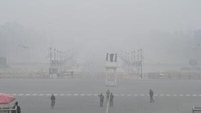 Vijay Chowk shrouded in dense winter fog on Sunday morning. (Sanjeev Verma/HT Photo) Vijay Chowk shrouded in dense winter fog on Sunday morning. (Sanjeev Verma/HT Photo)