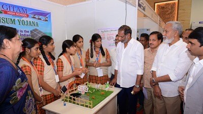 ఎగ్జిబిషన్లో విద్యార్థులతో మంత్రి గొట్టిపాటి ఎగ్జిబిషన్లో విద్యార్థులతో మంత్రి గొట్టిపాటి