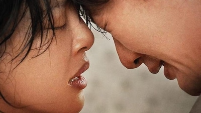 Actors Xin Zhilei and Zhang Songwen command the screen.
