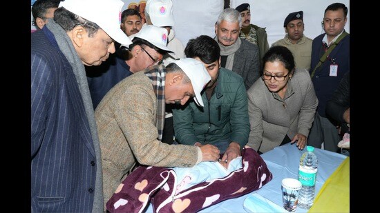 Chief minister Sukhvinder Singh Sukhu on Sunday launched the state-level Intensified Pulse Polio Campaign at Kamla Nehru Hospital, Shimla, on the occasion of National Immunisation Day.He also administered polio drops to young children. (HT Photo)