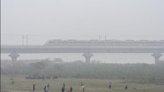 Delhi clocked an AQI of 377 at 4pm on Sunday, an improvement from 398 on Saturday, but the 11th straight day pollution levels were in the “very poor” band or worse. (Sanjeev Verma/HT)