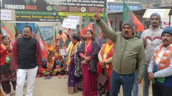 The West Singhbhum unit of BJP staged a sit-in demonstration led by Geeta Koda outside the CSH on Sunday (HT Photo)