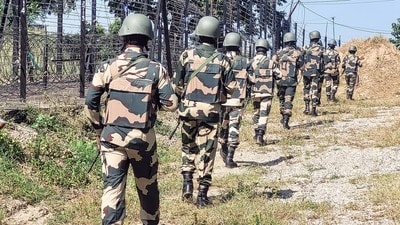 পতাকা বৈঠকের পর বিএসএফ জওয়ানকে ভারতে ফিরিয়ে দেওয়া হয়। (Ajay Angurana) পতাকা বৈঠকের পর বিএসএফ জওয়ানকে ভারতে ফিরিয়ে দেওয়া হয়। (Ajay Angurana)