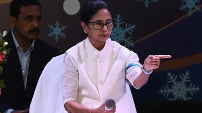 বিএলএ-দের উদ্দেশে মমতার বার্তা, সব ভোটারের বাড়িতে ফের যেতে হবে। (Hindustan Times) বিএলএ-দের উদ্দেশে মমতার বার্তা, সব ভোটারের বাড়িতে ফের যেতে হবে। (Hindustan Times)