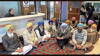 Kin of the deceased woman whose body was handed over to some other family for cremation, during a protest outside the hospital at Ludhiana on Monday. (Manish/HT) Kin of the deceased woman whose body was handed over to some other family for cremation, during a protest outside the hospital at Ludhiana on Monday. (Manish/HT)