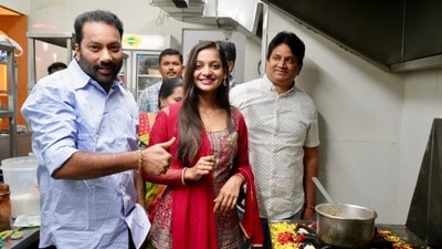 పెరుగుతున్న కుంభమేళా మోనాలిసా క్రేజ్- బేల్ ట్రీ హోటల్స్ కిచెన్ సెక్షన్ ప్రారంభం- శివుడికి ఇష్టమైన దానితో పేరు! పెరుగుతున్న కుంభమేళా మోనాలిసా క్రేజ్- బేల్ ట్రీ హోటల్స్ కిచెన్ సెక్షన్ ప్రారంభం- శివుడికి ఇష్టమైన దానితో పేరు!