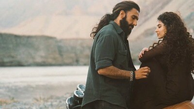 దురంధర్ మూవీ పోస్టర్ లో రణ్వీర్ సింగ్, సారా అర్జున్ దురంధర్ మూవీ పోస్టర్ లో రణ్వీర్ సింగ్, సారా అర్జున్