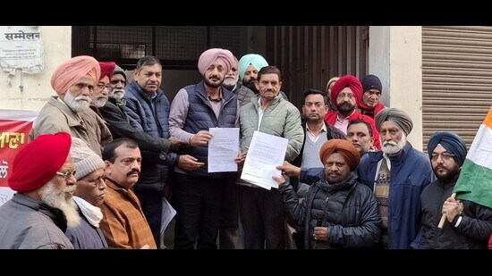 Members of trade unions submitting a memorandum to the assistant labour commissioner in Ludhiana on Monday. (HT Photo)