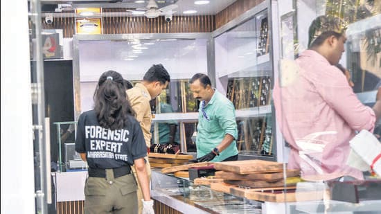 Navi Mumbai, India - Dec. 22, 2025:Jewellery store looted at gun point at Seawoods in Navi Mumbai in Navi Mumbai, India, on Monday, December 22, 2025. (Photo by Bachchan Kumar/ HT PHOTO) (HT PHOTO)