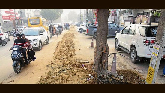 The unbarricaded stretch on Ishmeet Chowk in Model Town in Ludhiana on Monday. (Gurpreet Singh/HT)