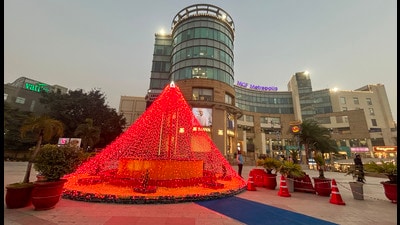 A decked up Christmas tree at MGF Metropolitan Mall (Parveen Kumar/HT) A decked up Christmas tree at MGF Metropolitan Mall (Parveen Kumar/HT)