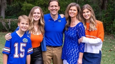 Ben Sasse with his wife and kids (X@VEtFeMaLE) Ben Sasse with his wife and kids (X@VEtFeMaLE)