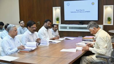 సీఎం చంద్రబాబు సమీక్ష సీఎం చంద్రబాబు సమీక్ష