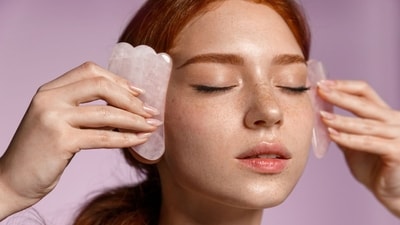 This daily de-puff routine will make your face snatched — in MINUTES! (Photo: ZeeZest) This daily de-puff routine will make your face snatched — in MINUTES! (Photo: ZeeZest)