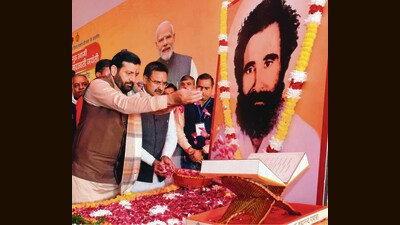 Haryana CM Nayab Singh Saini paying tributes to Jagat Guru Brahmanand Saraswati on the occasion of his birth anniversary at Chuhar Majra village in Kaithal.