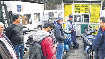 People seen waiting in long queues to get the PUC check of their vehicles. (Sanchit Khanna/Hindustan Times) People seen waiting in long queues to get the PUC check of their vehicles. (Sanchit Khanna/Hindustan Times)