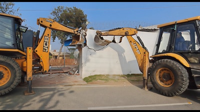 Police said the 1,000 sq yd construction had high fortified walls and barbed wire and was cleared in four hours. (HT) Police said the 1,000 sq yd construction had high fortified walls and barbed wire and was cleared in four hours. (HT)