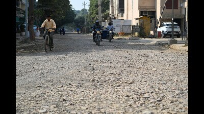 Slip roads and improved drainage are proposed to reduce signal queues and pedestrian bottlenecks. (Parveen Kumar/HT) Slip roads and improved drainage are proposed to reduce signal queues and pedestrian bottlenecks. (Parveen Kumar/HT)