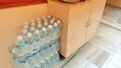 Vineeth K posted a picture of water bottles kept outside his home on X. (@DealsDhamaka/X) Vineeth K posted a picture of water bottles kept outside his home on X. (@DealsDhamaka/X)
