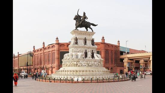 Following the Punjab government’s declaration of three cities, including the Walled City of Amritsar, as holy cities, authorities have begun preparations to remove shops and street vendors selling meat, fish, eggs, liquor and tobacco products from the old city area surrounding the Golden Temple and Akal Takht.