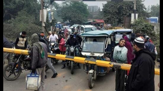Vehicles stuck in a jam near railway crossing at Lalgopalganj in Prayagraj on Tuesday. (HT)