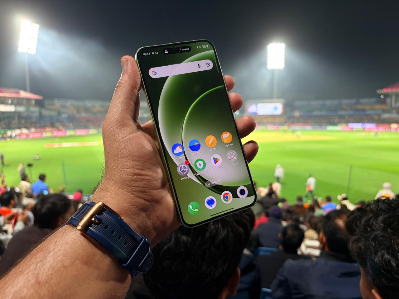 OnePlus 15R's flat edges provide a firm grip. (Ayushmann Chawla) OnePlus 15R's flat edges provide a firm grip. (Ayushmann Chawla)