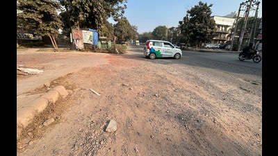 A cratered street near Golf Course Road in Sector 28. (Parveen Kumar/HT) A cratered street near Golf Course Road in Sector 28. (Parveen Kumar/HT)