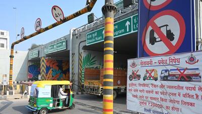 An autorickshaw enters the access-controlled road. (Vipin Kumar/HT Photo) An autorickshaw enters the access-controlled road. (Vipin Kumar/HT Photo)