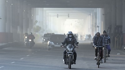 People seen out on a cold and foggy morning at Indraprastha Extension Road in New Delhi. (RAJ K RAJ / Hindustan Times) People seen out on a cold and foggy morning at Indraprastha Extension Road in New Delhi. (RAJ K RAJ / Hindustan Times)