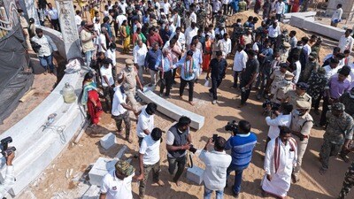 <p>ఈసారి  జరగబోయే జాతరకు  భక్తులంతా ఒక వరుసలో దర్శనానికి వెళ్లేలా ఈ ఏర్పాటు చేస్తున్నారు. గద్దెల ప్రాంగణానికి సమీపంలో ఇదివరకు ఉన్న చెట్లను దాదాపు తొలగించకుండానే అభివృద్ధి పనులు చేపట్టారు.</p> 