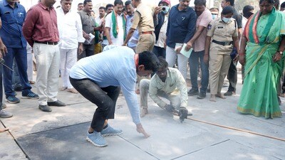 <p>ఇక మేడారం చేరుకునే మార్గంలో ఇరుకుగా ఉన్న రోడ్లు, వంతెనలను విస్తరించారు. ఇంకొన్ని పనులు కొనసాగుతున్నాయి. మంగళవారం ఈ పనులను జిల్లా ఇంఛార్జ్ మంత్రి పొంగులేటి, మంత్రి సీతక్క పరిశీలించారు. మంత్రి పొంగులేటి మాట్లాడుతూ… “గతంలో మేడారం జాతరకు 15 రోజుల ముందు నామమాత్రంగా సౌకర్యాల పనులు చేసేవారు.. ప్రజా ప్రభుత్వం అలా కాకుండా శ్రీ సమ్మక్క సారలమ్మల మహా జాతర భవిష్యత్ తరాలకు గుర్తుండేలా మేడారంలో శాశ్వత అభివృద్ధి పనులు చేస్తున్నాం” అని చెప్పారు. 2026 జనవరి 28 నుండి 31 తేదీ వరకు జరిగే మేడారం జాతర ఏర్పాట్లును జనవరి మొదటి వారం లోపు పూర్తి చేసి భక్తులకు ఎలాంటి ఇబ్బందులు కలగకుండా, అన్ని సౌకర్యాలతో జాతర అత్యంత వైభవంగా నిర్వహిస్తామని పనురుద్ఘాటించారు.</p> 