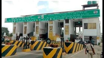 NHAI officials argue that the manual operations at some toll lanes could be the potential culprit. (HT Photo) NHAI officials argue that the manual operations at some toll lanes could be the potential culprit. (HT Photo)