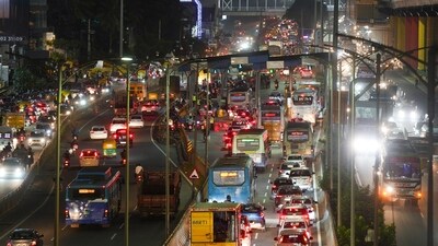 Heavy crowds are expected near malls in Bengaluru on December 24, prompting traffic and parking curbs. (PTI) Heavy crowds are expected near malls in Bengaluru on December 24, prompting traffic and parking curbs. (PTI)