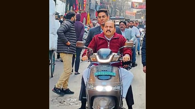 Senior deputy mayor Rakesh Prashar and MC commissioner Aaditya Dachalwal during inspection in Ludhiana on Wednesday. (HT Photo) Senior deputy mayor Rakesh Prashar and MC commissioner Aaditya Dachalwal during inspection in Ludhiana on Wednesday. (HT Photo)