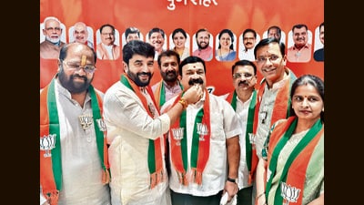 Shiv Sena (UBT) leaders Prithviraj Sutar, Sanjay Bhosale and Ashwini Bhosale joined the Bharatiya Janata Party on Tuesday. (HT)