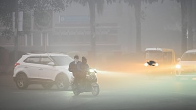 People seen out on a cold and smoggy morning at Rajinder Nagar in Delhi on Tuesday (Sanchit Khanna/Hindustan Times) People seen out on a cold and smoggy morning at Rajinder Nagar in Delhi on Tuesday (Sanchit Khanna/Hindustan Times)