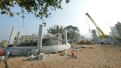 <p>ఐదు స్వాగత తోరణాలుంటాయి. గద్దెల ప్రాంగణానికి ఎదుట 50 అడుగుల వెడల్పున ప్రధాన స్వాగత తోరణం ఉంటుంది. పగిడిద్దరాజు, గోవిందరాజు గద్దెలను.. సమ్మక్క-సారలమ్మ గద్దెలు ఉండే వరుసలోకి మారుస్తున్నారు.</p> 