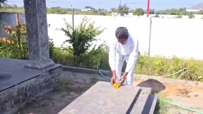 సమాధి వద్ద ఇంద్రయ్య సమాధి వద్ద ఇంద్రయ్య