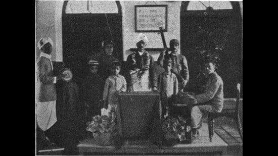Indian party ready to give a “kirtan” on Christmas - The Round World, September 1, 1903. (HT)