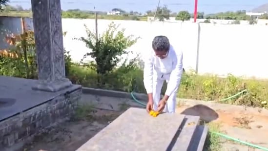 సమాధి వద్ద ఇంద్రయ్య