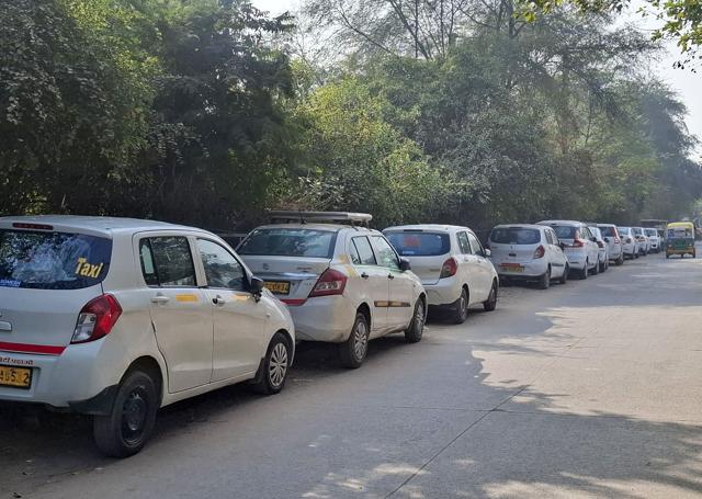 Illegally parked cabs along the main road of Chakkarpur, Sector 28. (Parveen Kumar/HT) Illegally parked cabs along the main road of Chakkarpur, Sector 28. (Parveen Kumar/HT)