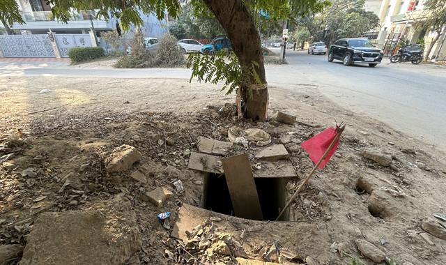 Damaged sewer opening in Sector 28 near Golf Course Road. (Parveen Kumar/HT) Damaged sewer opening in Sector 28 near Golf Course Road. (Parveen Kumar/HT)