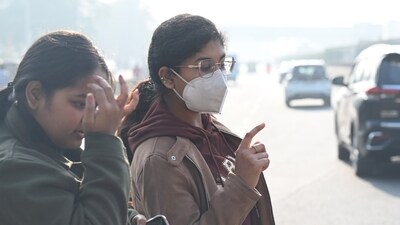 Commuters use face masks to avoid air pollution. (Photo by Sunil Ghosh / Hindustan Times) Commuters use face masks to avoid air pollution. (Photo by Sunil Ghosh / Hindustan Times)