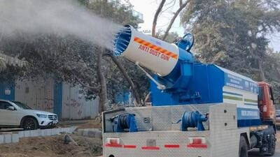 A MCG anti-smog gun spraying water to provide relief from the dust and air pollution in Gurugram. (HT)