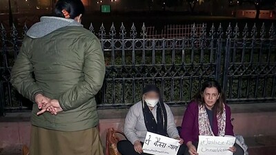 Unnao rape survivor and women activist Yogita Bhayana hold a protest against the Delhi High Court's order suspending the sentence of 2017 Unnao rape case accused, Kuldeep Singh Sengar, at India Gate in New Delhi on Tuesday. (ANI Video Grab) Unnao rape survivor and women activist Yogita Bhayana hold a protest against the Delhi High Court's order suspending the sentence of 2017 Unnao rape case accused, Kuldeep Singh Sengar, at India Gate in New Delhi on Tuesday. (ANI Video Grab)