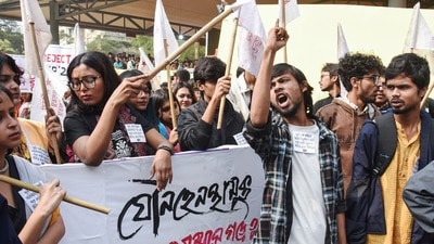সমাবর্তনের দিন যাদবপুর বিশ্ববিদ্যালয়ে প্রতিবাদ। (ছবি সৌজন্যে এএনআই) সমাবর্তনের দিন যাদবপুর বিশ্ববিদ্যালয়ে প্রতিবাদ। (ছবি সৌজন্যে এএনআই)