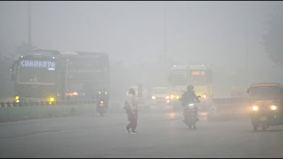 CREA data for 2024 shows ammonium sulphate concentrations near 19–20 µg/m³, with secondary pollution surging sharply during winter and post-monsoon. (Parveen Kumar/HT)