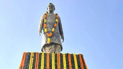 Jharkhand BJP leaders pay tributes to former PM Atal Bihari Vajpayee at Jharkhand assembly on Thursday. (HT Photo)