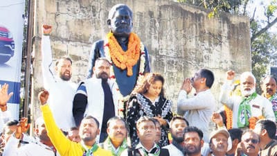 Jharkhand chief minister Hemant Soren on Thursday paid tributes to Nirmal Mahato, who spearheaded the statehood movement. (HT Photo)
